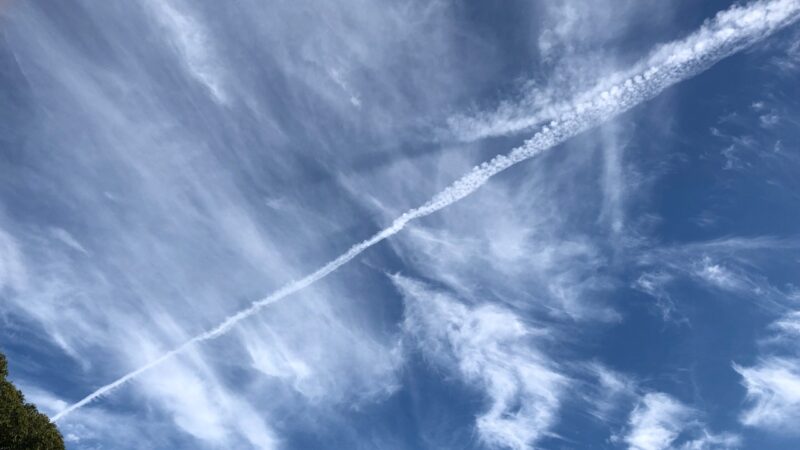 20221031、なかなか消えない飛行機雲？