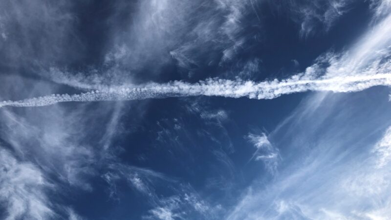 20221031、なかなか消えない飛行機雲２